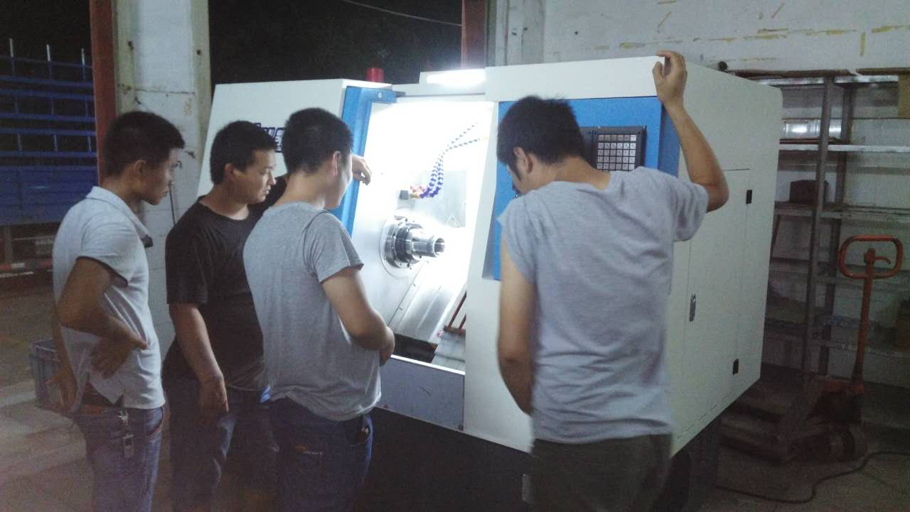 周邊的客戶（同行業(yè)的加工廠老板來參觀凱恩利的機器）