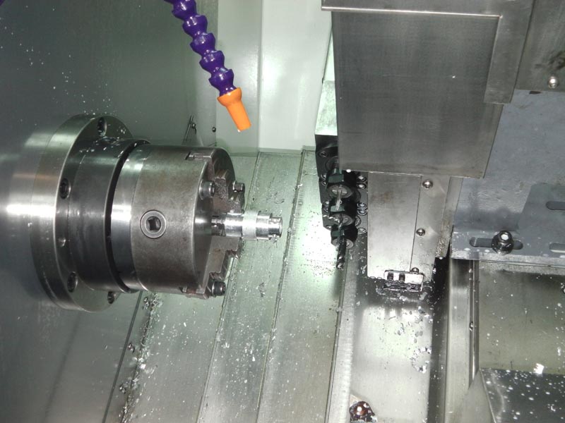 大拖板和刀架斜置，使得機(jī)床的操作和排屑都很方便，并且占地面積小，有很好的宜人性。