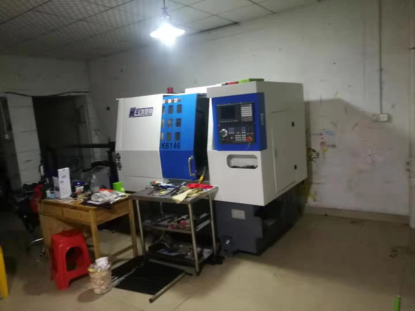 袁星星（師傅）使用凱恩利數(shù)控車床的場(chǎng)景情況